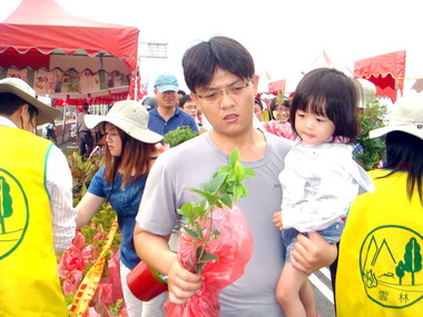 雲林辦植樹節蘇治芬與鄉親種下希望之苗(圖)