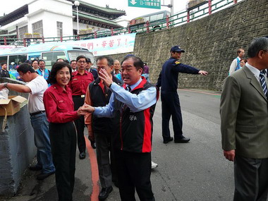 張通榮視察南榮公墓 感謝相關單位同仁辛勞(圖)