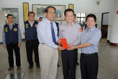 曹啟鴻頒發綁架案破案獎金(圖)