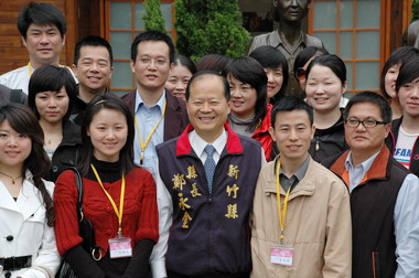 鄭永金在張學良故居接待大陸旅行團(圖)