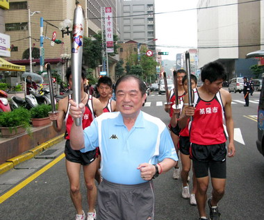 98年全國中等學校運動會聖火傳遞(圖)