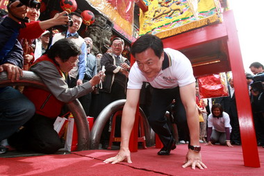 媽祖文化節-鑽轎腳、保平安、發大財(圖)