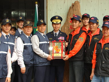 石壁生態守望相助隊揭牌授旗成軍(圖)