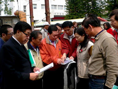 縣長會勘苗市兩條都計道路應允協助開闢(圖)