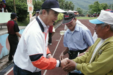 謝深山上午參加奇美國小村校聯合運動會(圖)