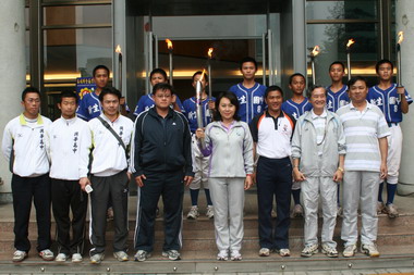 鄺麗貞為今年全中運傳遞聖火選手打氣(圖)