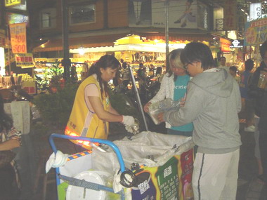 垃圾分類前進逢甲商圈一同做回收(圖)