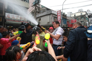 緬僑浴佛潑水慶佳節 周錫瑋濕透與民同歡(圖)