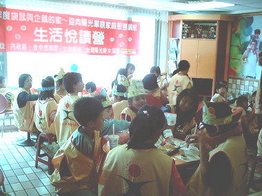 陽光弱勢兒童吃麥當勞歡度兒童節(圖)