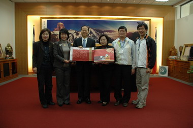 嘉義市政府及議會參訪本縣體育場館(圖)