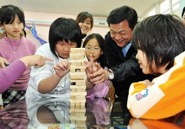 周錫瑋兒童節送大禮(圖)