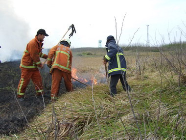 清明期間火警頻傳消防人員四處滅火(圖)