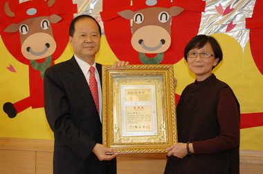 鄭永金頒衛生局長劉靜芸為「榮譽縣民」(圖)