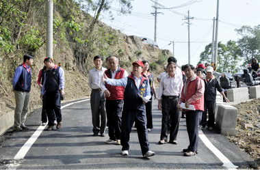 劉政鴻會勘拓寬工程(圖)