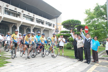 16歲單車成年禮縣長與會勉勵(圖)