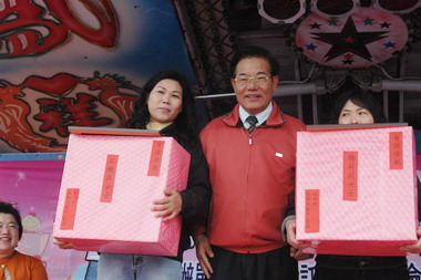 王乾發嘉勉家扶自強家庭孩子努力向上(圖)