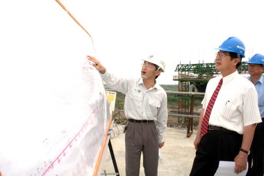 李朝卿視察新建祖祠大橋工程(圖)