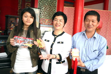 考生祈福活動公所贈文昌筆(圖)