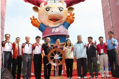 全中運升旗與「富麗牛」雕像揭幕式(圖)
