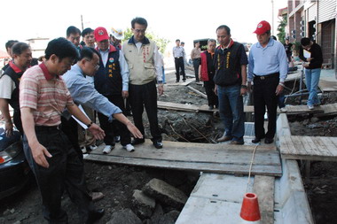 劉政鴻會勘頭份中華路解決民憂(圖)