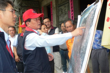 劉政鴻會勘後龍重畫區急需改善農路(圖)