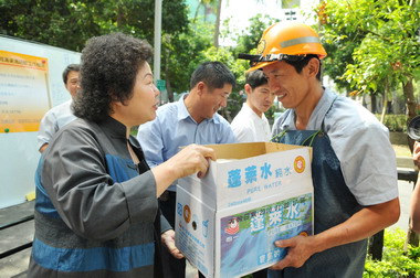 五一勞動節前夕陳菊為環保隊員加油打氣(圖)