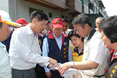 劉政鴻會勘排水及道路新闢工程(圖)