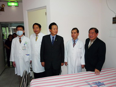 張通榮拜會署基瞭解負壓病房整備情形(圖)