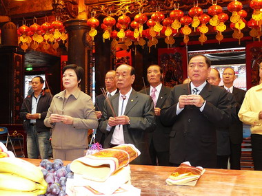 張通榮到慶安宮為太平公主號船員祈福(圖)