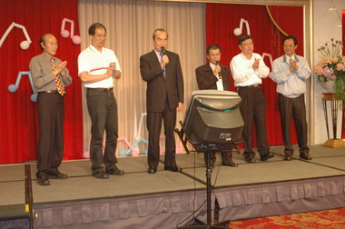 縣府28日中午提前為員工慶祝五一勞動節(圖)