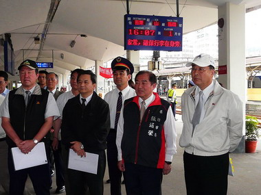 張通榮陪廖部長視察火車站更新等計畫(圖)