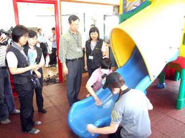 預防腸病毒衛生局輔導環境消毒(圖)