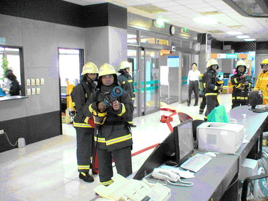 消防局辦理機關場所救災組合訓練(圖)