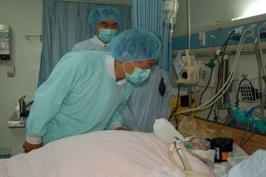 卓伯源探視與死神搏鬥的女嬰(圖)