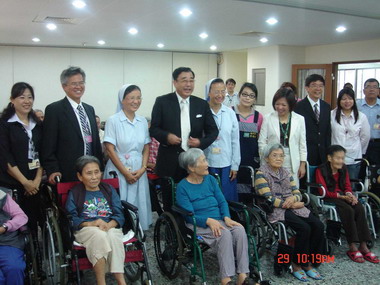 廖了以訪視台南市私立老吾老養護中心(圖)