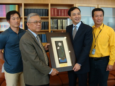 通德興業提供棒球隊球具捐贈儀式(圖)