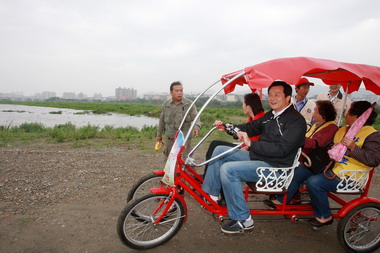 世界地球日阿公阿嬤遊鹿角溪溼地(圖)