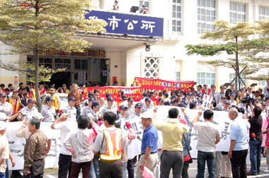 藝文館命名不公？里民白布條抗議(圖)