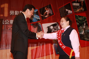 五一勞動節周錫瑋頒獎表揚模範勞工(圖)