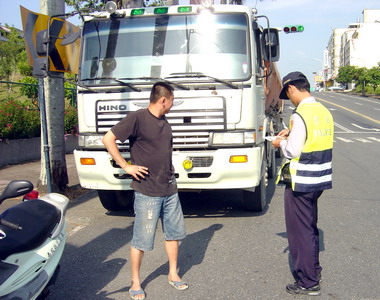 草屯警方加強執行工藝所附近之交通安全(圖)