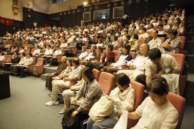 「如何讓孩子接受品德教育」講座(圖)