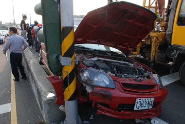 駕車撞電桿被逮搜出槍毒(圖)
