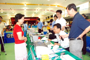 彰縣萬人健檢卓伯源慰問工作人員(圖)