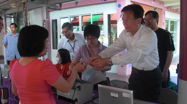 萬人健檢卓伯源擔任快樂志工(圖)