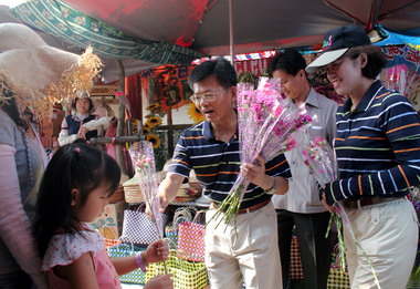 慶祝母親節 楊縣長伉儷觀音山發送康乃馨(圖)