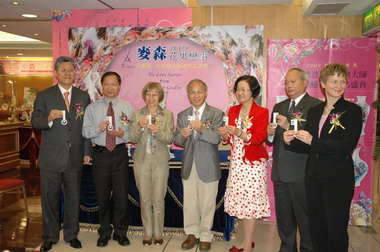 麥森花果彩繪創意總監示範彩繪技巧(圖)