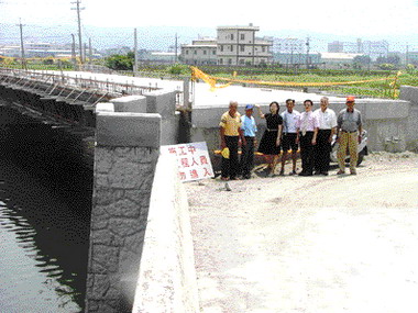 茄苳村石笱排水整建出現「半天橋」(圖)