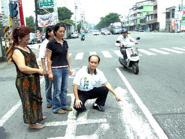 人孔蓋旁路面凹陷機車騎士常摔傷(圖)