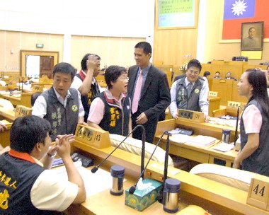 彰縣議會定期會開幕藍綠議員火爆槓上(圖)