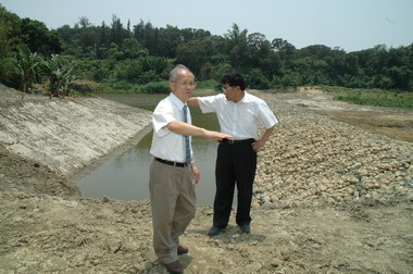 林政則欣慰青草湖上游攔砂壩工程完工(圖)